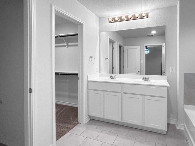 Building Photo - Spacious One Story Home Near Government Canyon