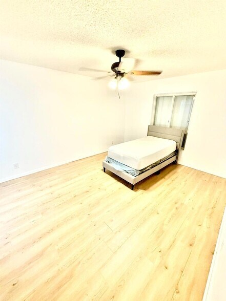 Building Photo - 13750 Oneida Dr