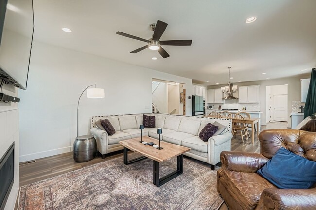Building Photo - $1500 Move in incentive! Gorgeous contempo...