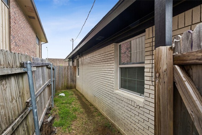 Building Photo - 313 E Mitchell - Unit B St