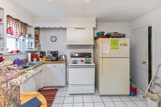 Building Photo - 547 W Main St