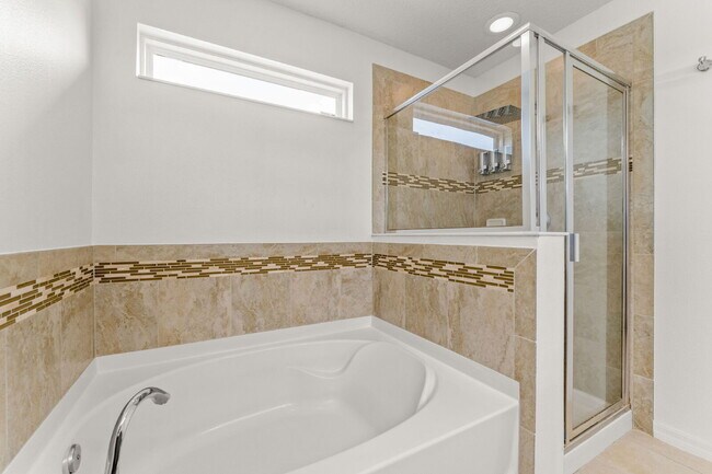 Building Photo - Spacious 3-Bed, 2.5 Bath End Unit Townhome in Windermere with 2 Car Garage!