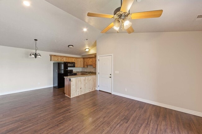 Building Photo - Stunning 3 bed 2 bath Condo in Pleasant Grove