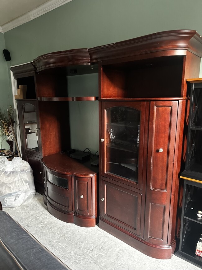 Building Photo - 521 Logan St