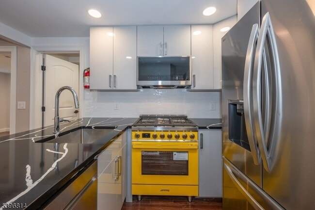 Building Photo - 24 Dean St