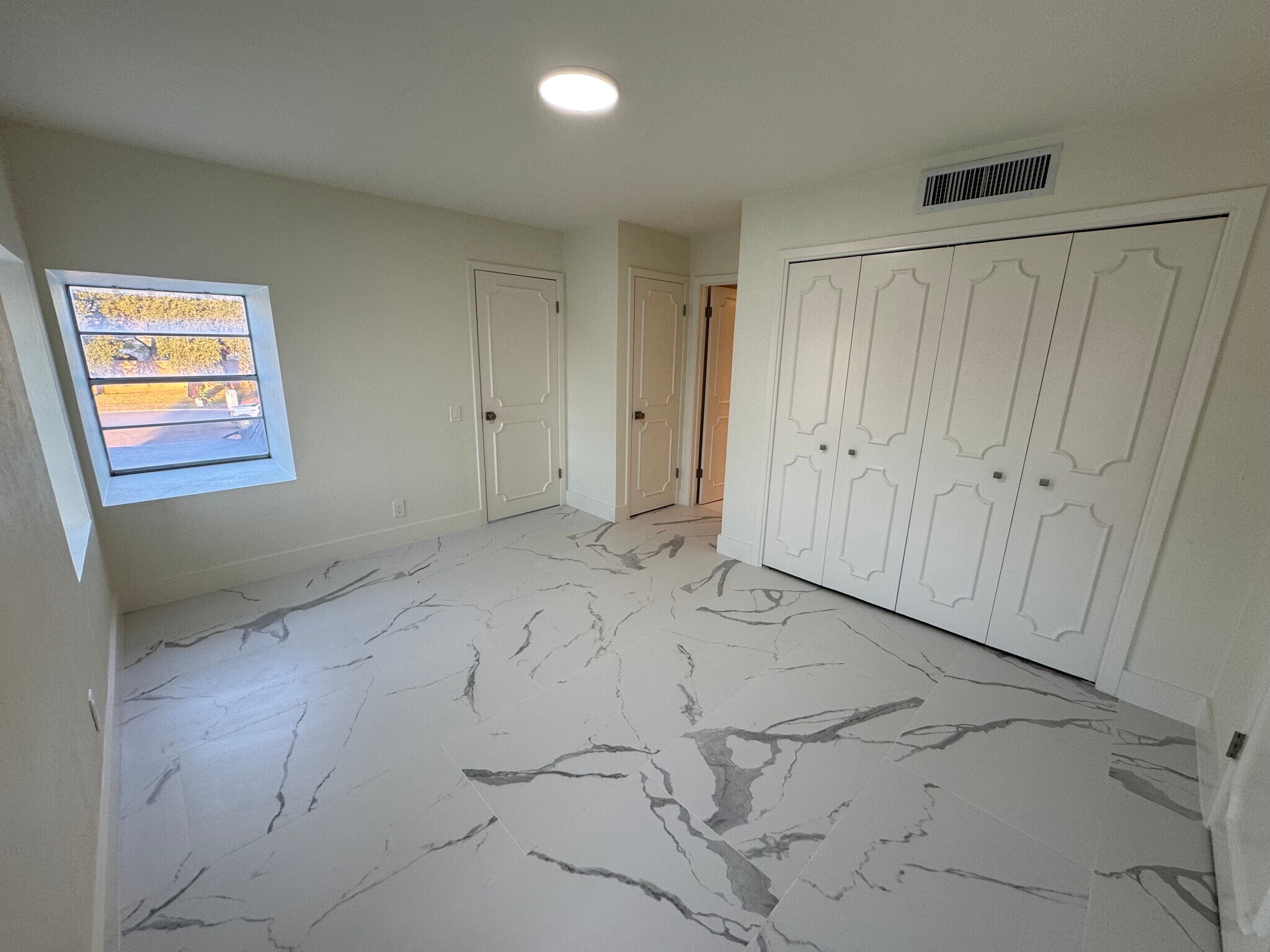 Building Photo - 13 Royale Cir