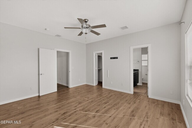 Building Photo - 320 S Manzanita Dr