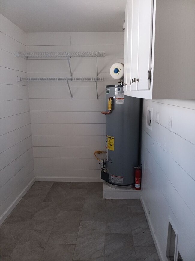 Building Photo - Stunning 4 bedroom, 2 bathroom home! Showings available NOW!