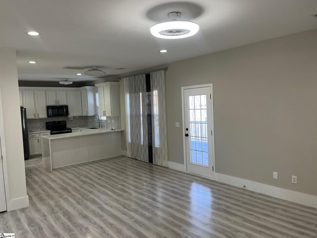 Building Photo - 154 S Lake Emory Dr