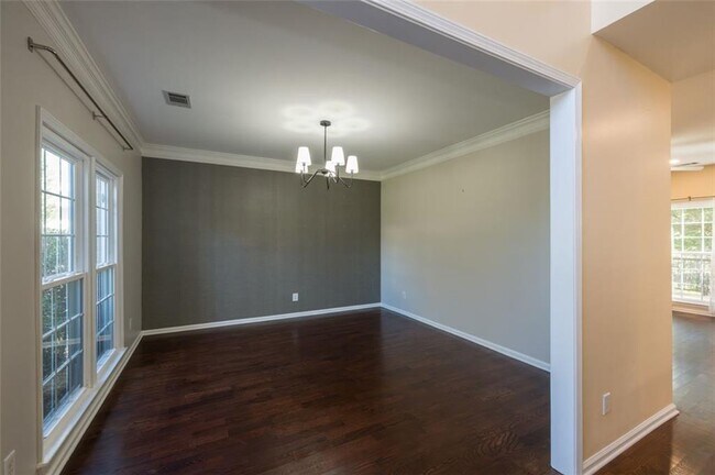 Building Photo - 2433 Gablewood Dr NE