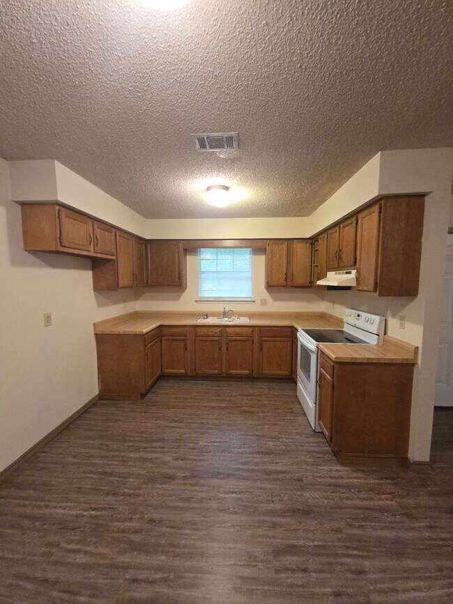 Building Photo - 300 N Hartford Ave