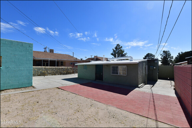 Building Photo - 4425 La Luz Ave