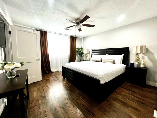 Building Photo - 5719 Viking Dr