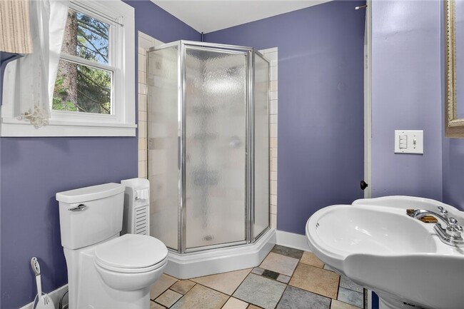 Building Photo - 204 Roat St