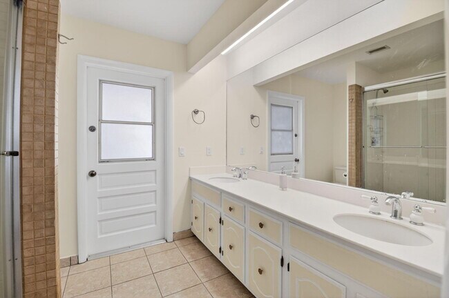 Building Photo - 10157 La Reina Rd