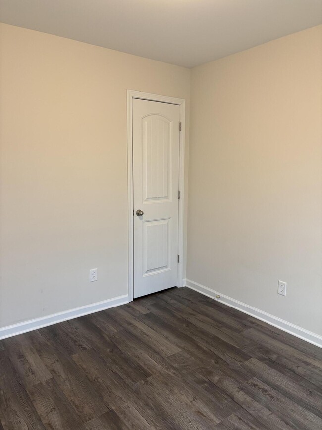 Building Photo - 335 Niblick Dr