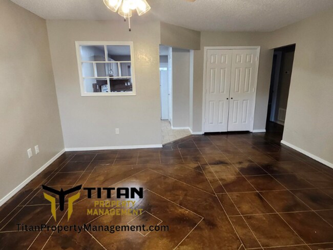 Building Photo - 2bed/2bath End-Unit Apartment with Fenced Yard