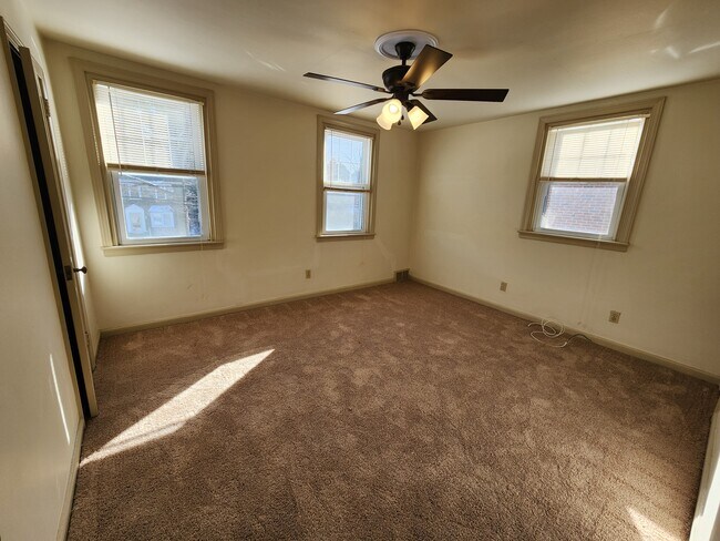 Building Photo - 4927 Woodland Ave