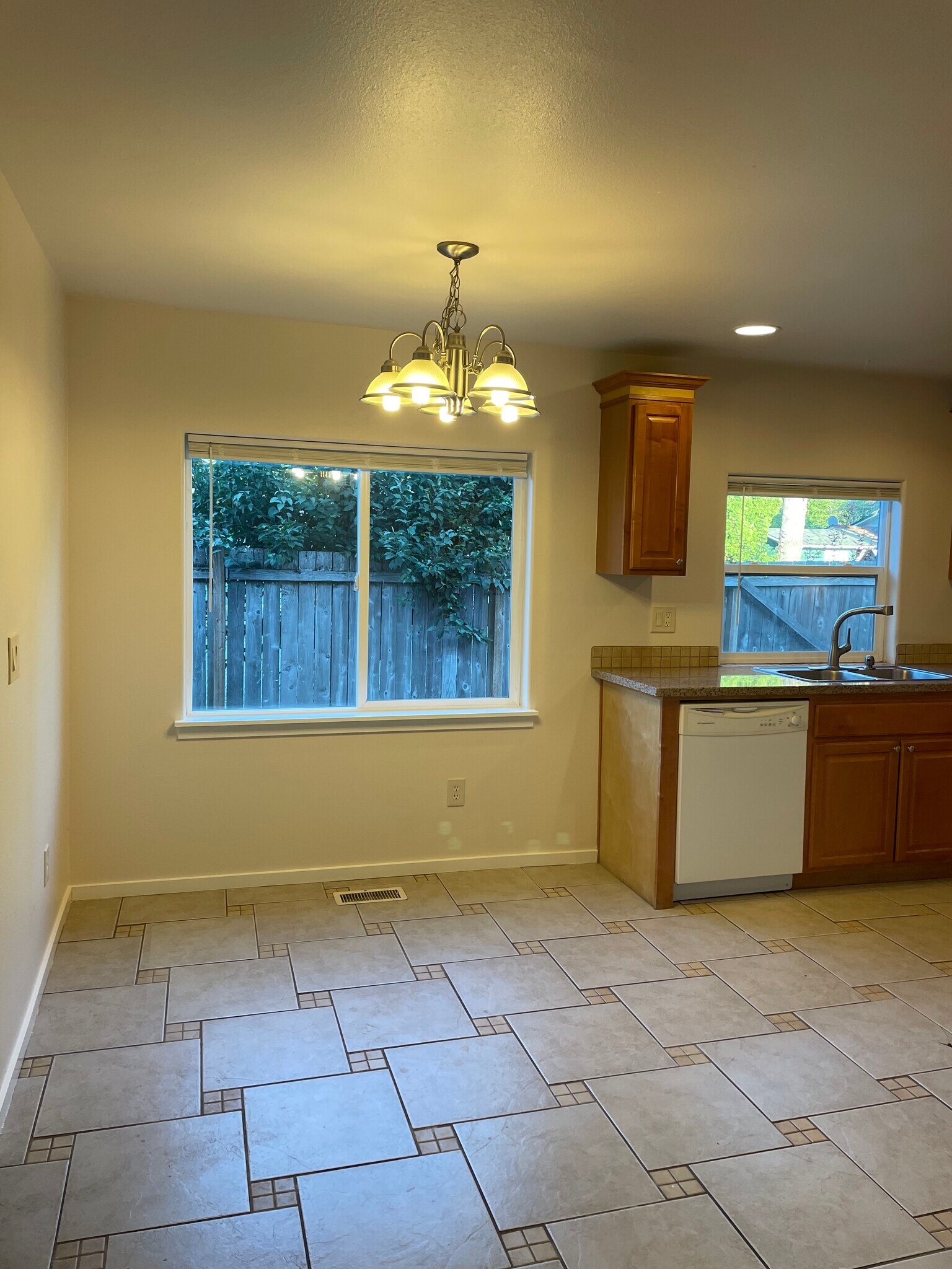 Kitchen/ dining - 12434 SE Reedway St