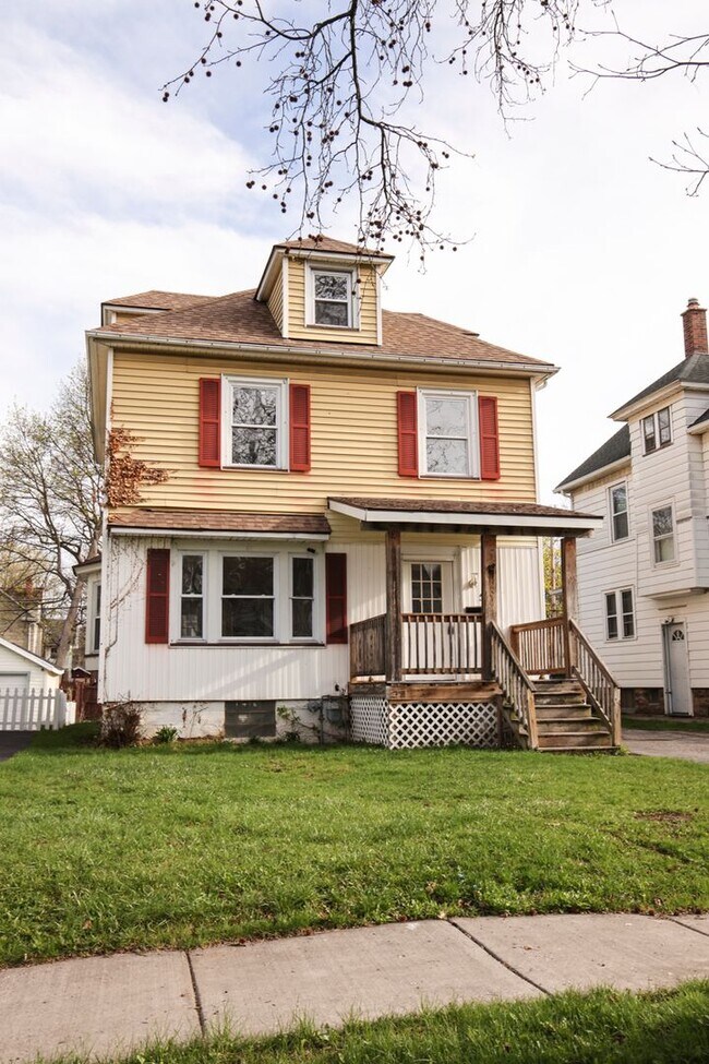 Building Photo - GREAT SINGLE FAMILY HOUSE . WAITING FOR YOU TO CALL HOME !!