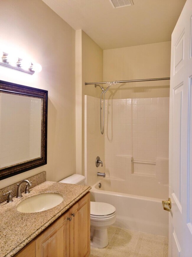 Building Photo - Spacious two bedroom condo!