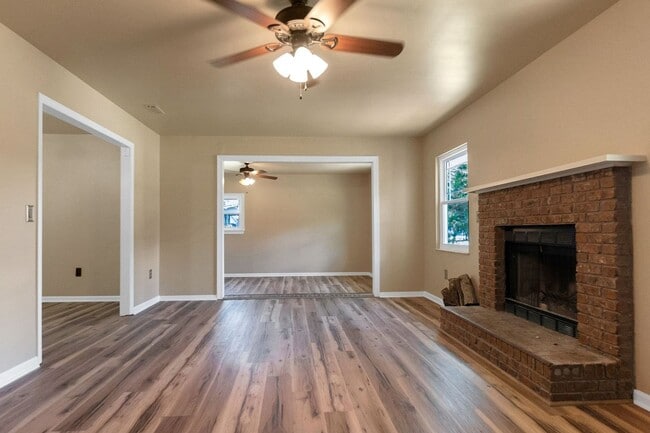 Building Photo - Charming 3BR Ranch Style Home on Quiet Cut...