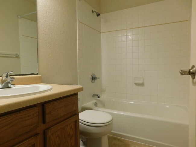 Building Photo - Spacious Home in Dove Creek Sub-Division