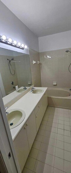 Building Photo - 2102 Shoma Dr