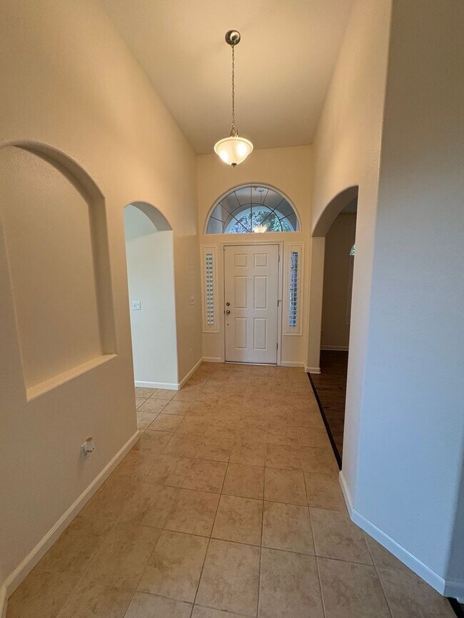 Building Photo - Immaculate NW Visalia home for rent!