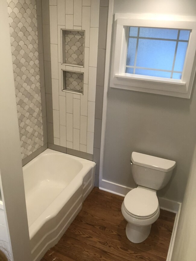 Tub/shower combo in second bathroom - 20400 Church St