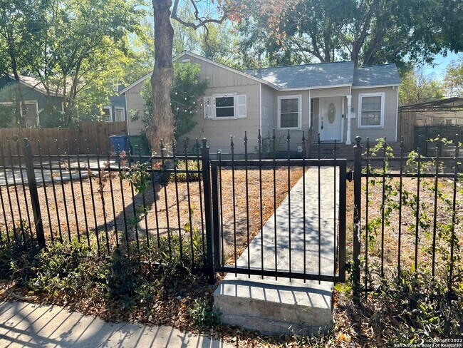 Building Photo - 414 Elmwood Dr