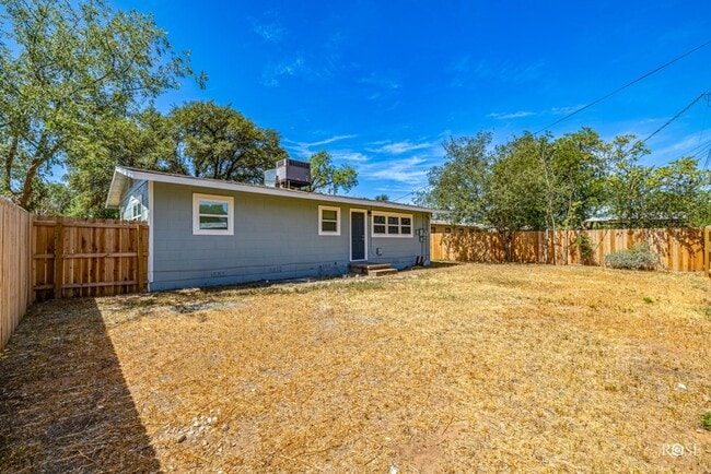 Building Photo - NOW AVAILABLE - 3 Bedroom Home in College ...