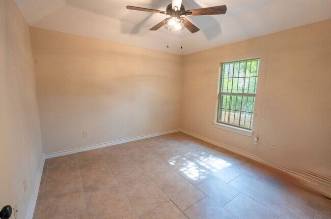 Building Photo - 204 N Espana Dr