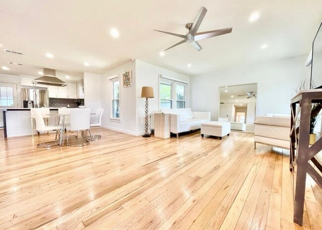 Building Photo - 6623 Kenwell St