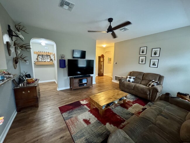 Building Photo - 3-bed 2-bath 2-car garage with screened in porch & backyard shed in Riverside Grove cul-de-sac.