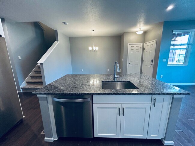 Building Photo - Modern Three Bedroom Townhome Available For Rent in Creekside