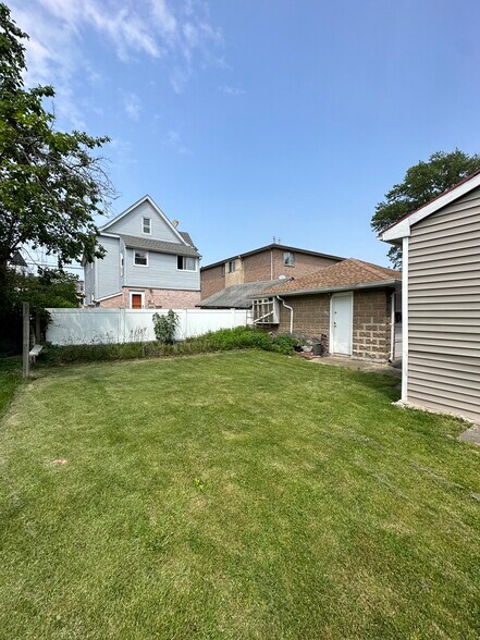 Building Photo - 225 Hudson Pl