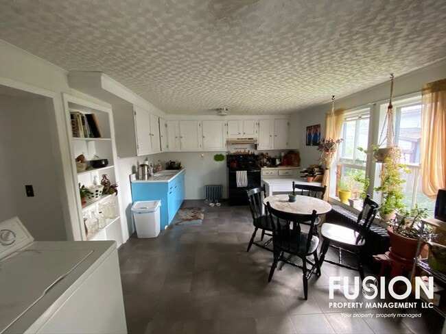 Building Photo - Adorable 2 bedroom home in Winooski with large backyard!