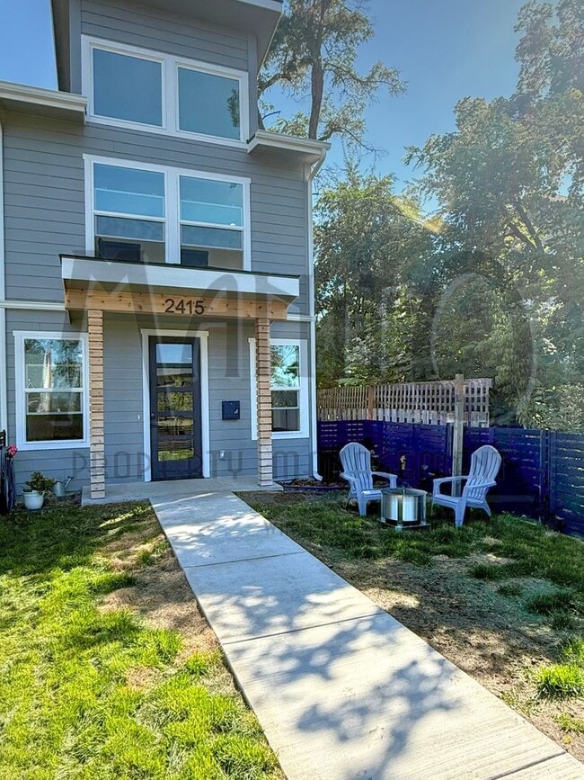 Primary Photo - Beautiful Townhouse Steps From Centennial ...