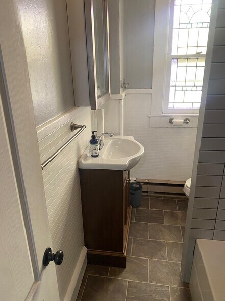 Building Photo - 104 S 4th St