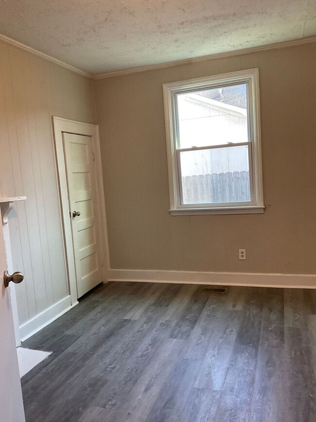 Building Photo - 4 Bedroom  Home in Gastonia - Hardwood Floors, Spacious Rooms!!!