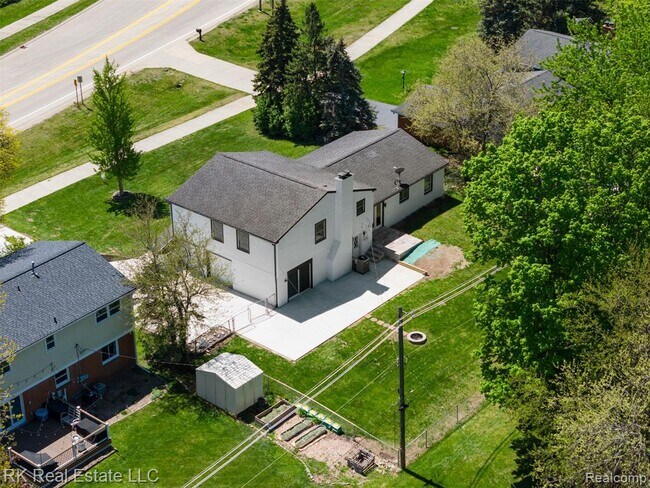 Building Photo - 30728 W 14 Mile Rd