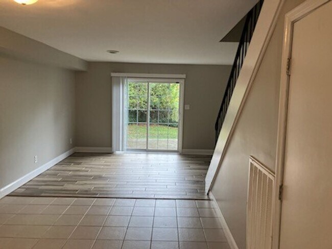 Building Photo - Impeccably Renovated 2-Story, 2-Bedroom Unit – Prime Location Near Downtown & UT campus.