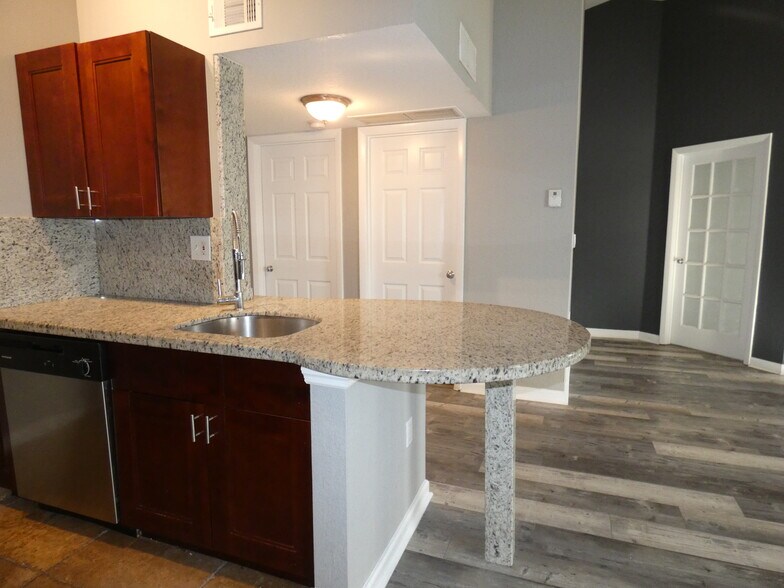 Building Photo - 2850 N Oakland Forest Dr