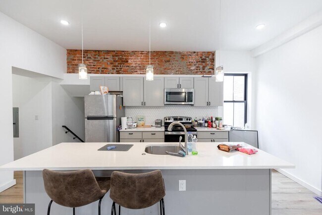 Building Photo - 3945 Lancaster Ave