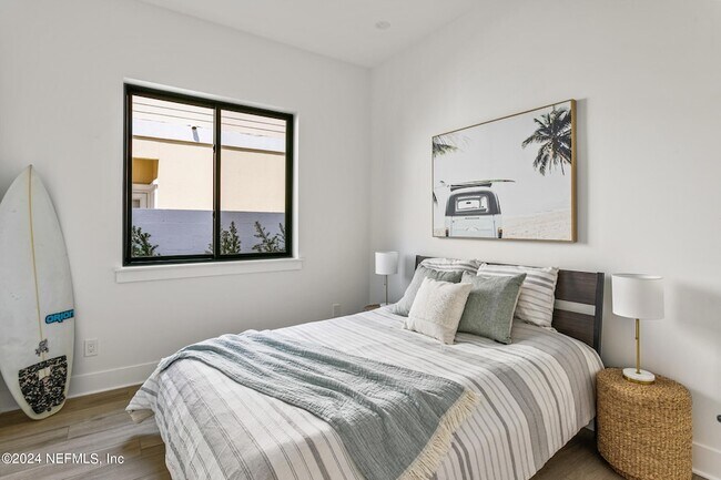 Building Photo - 207 Lora St