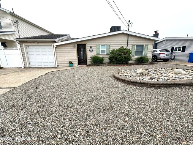 Building Photo - 63 Lawrence Dr