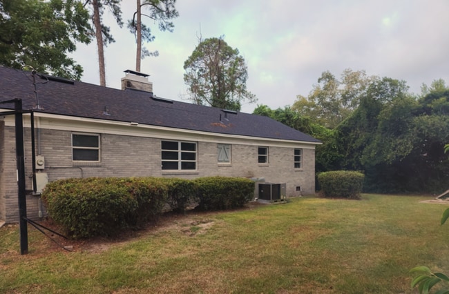 Building Photo - Spacious 3-Bedroom Brick Home with Firepla...