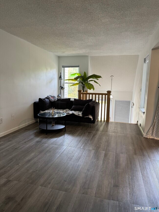 Building Photo - 103 Peddlers Dr