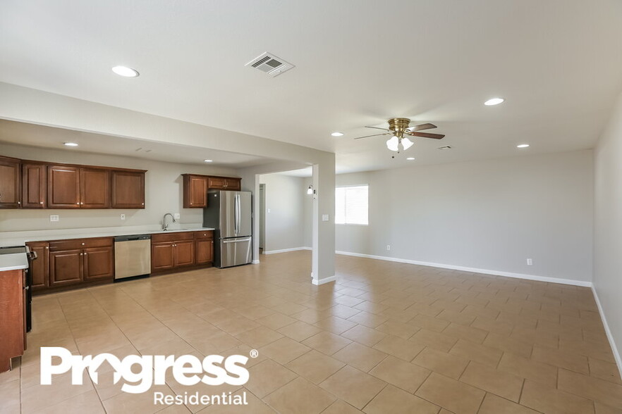 Building Photo - 6017 W Orange Dr